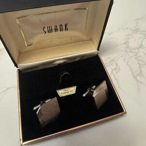 Elegant SWANK "Swiss Diamond Cut" Silver Tone Cufflinks​